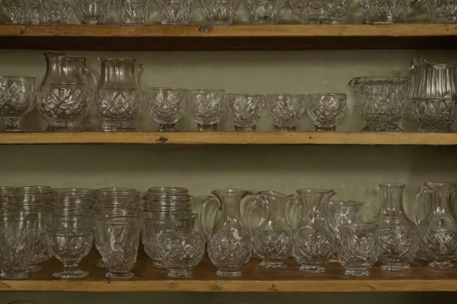 Practical visual for How is a vintage glassware maker or pattern identified without relying on appearance alone
